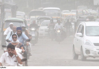 Air Pollution: ‘जहरीले स्मॉग’ के साये में दिल्ली, प्रदूषण के चलते सांस लेना हुआ दूभर