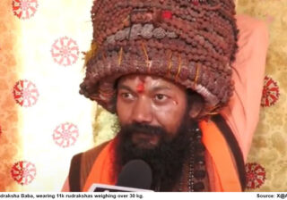 Maha Kumbh 2025: मिलिए, 30 किलो से ज़्यादा वज़नी 11,000 रुद्राक्ष की माला धारण किए हुए रुद्राक्ष बाबा से