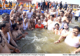 Maha Kumbh Mela 2025: सीएम योगी ने अपने मंत्रियों के साथ किया संगम में पवित्र स्नान