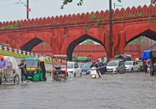 Delhi Rains: भारी बारिश के बीच दिल्ली के कई हिस्सों में भीषण जलभराव और ट्रैफ़िक जाम