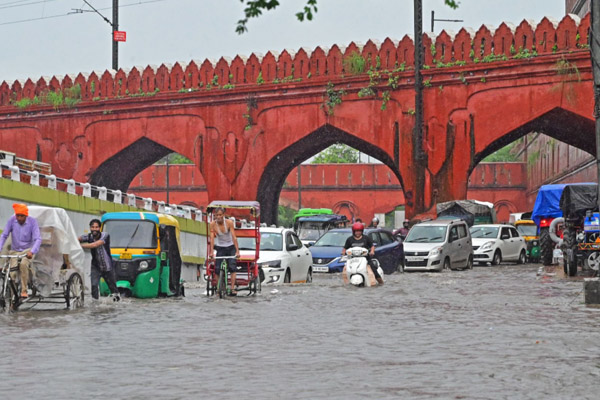 Delhi Rains: भारी बारिश के बीच दिल्ली के कई हिस्सों में भीषण जलभराव और ट्रैफ़िक जाम
