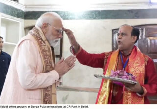 पीएम मोदी ने दिल्ली के सीआर पार्क स्थित दुर्गा पूजा समारोह में पूजा-अर्चना की