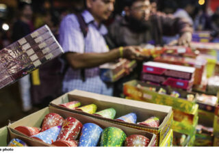 Diwali 2025: दिवाली पर हरित पटाखों की अनुमति के लिए दिल्ली सरकार सुप्रीम कोर्ट जाएगी