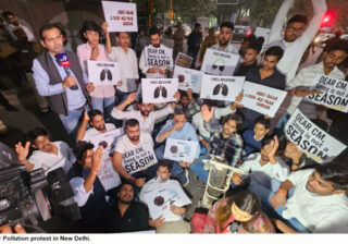 दिल्ली एयर पॉल्यूशन प्रोटेस्ट में माओवादी ‘माडवी हिडमा’ के पोस्टर नज़र आए, 15 लोग गिरफ्तार