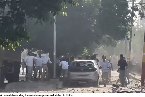 Protest to Progress: हिंसक प्रदर्शन के बाद झुकी यूपी सरकार, श्रमिकों की मजदूरी 21% बढ़ी